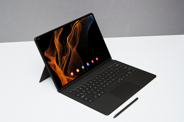 Zusammen mit einer Tastaturhülle dient das Tablet auch als Notebook-Ersatz. (Bild: Samsung)